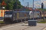 Beacon Lok 189 927-7 zog mit Lok 193 138-5 einen Güterzug auf dem Nebengleis in den Bahnhof Rosenheim, Aufnahme aus dem kleinen Heckfenster unseres Zuges.