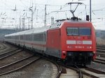 101 042 schob,am 09.April 2010,den IC Koblenz-Binz aus dem Stralsunder Hbf.