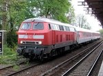 218 839 berfhrt den Leerpark vom Nachtzug aus Paris von Berlin Lichtenberg nach Warschauer Strae zur Reinigung am 01.Mai 2010 in Berlin Nldnerplatz.