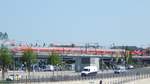 Ein Regionalexpress mit Doppelstockwagen verlässt den Berliner Hauptbahnhof.