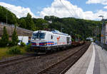 Die SIEMENS Vectron Dual Mode 248 077 (90 80 2248 077-0 D-NRAIL) der BM-Bahndienste GmbH (Karlsruhe) f�hrt am 09 Juni 2026, mit einem Flachwagenzug (4 Drehgestell-Flachwagen der Gattung Rens), durch