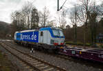 Nochmal als Nachschuss....
Die 193 834-9 (91 80 6193 834-9 D-BOXX) der boxXpress.de GmbH (Hamburg) fährt am 02.12.2021 mit einem Containerzug durch Kirchen/Sieg in Richtung Köln. Der Containerzug bestand aus Containertragwagen der Gattung Sggnss-xl der RailRelease B.V. (Rotterdam).

Die SIEMENS Vectron MS (Leistung 6,4 MW), wurde 2017 von Siemens Mobilitiy in München-Allach unter der Fabriknummer 22264 gebaut und an die boxXpress.de geliefert. Sie hat die Zulassungen für Deutschland, Österreich, Italien, die Schweiz und die Niederlande (D, A, I, CH, NL). 