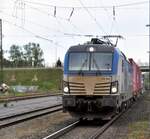 193 843 Box X Express mit Containerzug in Günzburg am 28.04.2024.