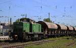 Brohltalbahn 295 049 rangiert einige Selbstentladewagen ins Bahnhof von Neuwied am 30 April 2026.