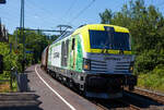 Die an die Dortmunder Eisenbahn GmbH (DE) vermietete SIEMENS Vectron Dual Mode 248 034-1  Phoenix  (90 80 2248 034-1 D-DE) der Captrain Deutschland GmbH fährt am 25 Juni 2024, mit einem Coilzug (Wagen der Gattung Shimmnis-ttu der Ermewa) durch den Bahnhof Scheuerfeld/Sieg in Richtung Siegen. 

Die SIEMENS Vectron DM wurde 2022 von Siemens Mobility GmbH in München-Allach unter der Fabriknummer 23185 gebaut und im Februar 2023 an die Captrain ausgeliefert. Die Lok hat die Zulassung für Deutschland und eine Höchstgeschwindigkeit von 160 km/h. Die Hybridlok (Vectron Dual Mode) kann die Antriebsenergie aus der Fahrleitung beziehen (2.400 kW Leistungen am Rad), oder mittels eines MTU 16V 4000 R84 V16-Zylinder-Dieselmotors (2.400 kW Motorleistung, 2.000 kW Leistungen am Rad) erzeugen. 

Die Dortmunder Eisenbahn GmbH (DE) ist eine private Eisenbahngesellschaft aus Dortmund. Die Dortmunder Eisenbahn GmbH ist ein gemeinsames Tochterunternehmen der Dortmunder Hafen GmbH und der Captrain Deutschland GmbH. Sie ist zu 65 Prozent im Besitz der Captrain Deutschland GmbH (deutsche Tochter der SNCF) und 35 Prozent der Anteile hält die Dortmunder Hafen AG. Die DE Infrastruktur GmbH,  mit ca. 50 Kilometern Gleislänge, gehört zu 81 Prozent der Dortmunder Hafen AG und zu 19 Prozent der Captrain Deutschland GmbH.
