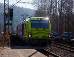 Heute nun in Gegenrichtung, die an die Captrain Deutschland GmbH vermietete und durch die DE - Dortmunder Eisenbahn GmbH eingesetzte SIEMENS Vectron Dual Mode 248 037-4 „Westfalen“ (90 80 2248 037-4 D-DE) der Alpha Trains Luxembourg s.à.r.l. (Luxembourg) fährt am 18 Februar 2025, mit einem Coilzug (Wagen der Gattung Shimmnis-ttu der Ermewa) durch Kirchen/Sieg in Richtung Siegen.

Nochmals einen lieben Gruß an den netten Lokführer zurück. 
