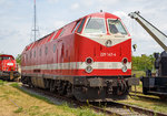 cargo-logistik-rail-clr/498742/das-u-boot-bzw-die-229-147-4 
Das 'U-Boot', bzw. die 229 147-4 (92 80 1229 147-4 D-CLR) der Cargo Logistik Rail-Service GmbH (CLR), ex DB 229 147-4, ex DR 219 147-6 , ex DR 119 147-7, wurde am 21.05.2016 auf dem Familienfest der Magdeburger Eisenbahnfreunde im Wissenschaftshafen Magdeburg prsentiet.

Das U-Boot wurde 1983 von der Lokomotivfabrik 23. August in Bukarest /Rumnien (heute FAUR S.A.) unter der Fabriknummer  24653 gebaut und an die Deutsche Reichsbahn als DR 119 147-7 geliefert. Bereits 1992/93 wurde sie von Krupp, unter der Fabriknummer 5660, modernisiert. 

Mit dem Zusammenschluss der beiden deutschen Bahnen gab es den Versuch, die Baureihe 219, ex DR 119,  zu modernisieren. Dabei wurde eine 20 Maschinen umfassende Fahrzeugserie bei Krupp in Essen unter Beibehaltung der Ordnungsnummer vollstndig umgebaut. Neben einer deutlichen Leistungssteigerung durch Verwendung anderer Motoren (MTU 12V396 TE14) wurde die zulssige Hchstgeschwindigkeit bei diesen Fahrzeugen auf 140 km/h heraufgesetzt, um die Loks auch im InterCity-Verkehr von und nach Berlin einsetzen zu knnen, da zu diesem Zeitpunkt noch Lcken im elektrifizierten Hauptbahnnetz der DR klafften. Insbesondere whrend der Elektrifizierung der Berliner Stadtbahn bernahmen von der Baureihe 229 gezogene InterCitys im Bahnhof Michendorf bei Potsdam Reisende aus ICE-Zgen, um sie ber die Stadtbahn nach Berlin Mitte zu bringen. Die ICEs wurden bis zur Elektrifizierung der Stadtbahn ber den Berliner Auenring nach Lichtenberg umgeleitet.
Die Kosten der Modernisierung bertrafen fast den Preis fr eine Neubaulok, sodass diese nach der ersten Serie abgebrochen wurde. Die Fahrzeuge erhielten die Baureihenbezeichnung 229 und wurden in Berlin-Pankow beheimatet. Mit dem Fortschreiten der Elektrifizierung der Magistralen um Berlin, wurde die Lok am 04.04.1995 von Berlin Pankow nach Erfurt umbeheimatet, wo sie bis zu ihrer Abstellung und Ausmusterung 2001 im Dienst von DB  Regio Erfurt gestanden hat.

Da die Lokomotive noch eine Mindesteinsatzzeit von ber 10 Jahren bis zur Abschreibung der Umbaukosten besa, und der Bundesrechnungshof die weitere Verschrottung der Baureihen 229 vor Ablauf dieser Mindesteinsatzzeit untersagte, wurde die Lok 2002 zur Bahntochter DB Bahnbau Berlin verkauft. Dort wurde die Lokomotive ausschlielich vor Bau- und Arbeitszgen eingesetzt.

Am 21.08.2012 erhielt die Lokomotive eine neue Hauptuntersuchung, wurde aber fortan nur noch sehr selten eingesetzt. Die DB Bahnbau hatte mittlerweile gengend Lokomotiven der Bundesbahnbaureihenfamilie V160 erhalten, fr die eine gesicherte Ersatzteilversorgung langfristig zur Verfgung stand. Anfang des Jahres 2015 wurden die Lokomotiven 229 147-4, 229 181-3 und schlielich auch die 229 100-3  zum Verkauf ausgeschrieben.

Das Unternehmen CargoLogistikRail (CLR) aus Magdeburg hatte den Zuschlag fr die Lokomotiven erhalten, und sie schlussendlich zur Betriebseigenen Werkstatt nach Mser b.Magdeburg berfhrt, wo die 229 147-4 wie auch die 229 181-3  instandgesetzt und in die Auslieferungslackierung zurckversetzt wurden. Die Lokomotive steht somit fortan wieder fr Einstze vor Arbeits-, Gter- und Reisezgen zur Verfgung. Die 229 100-3 dient dabei als Ersatzteilspender fr die beiden anderen 229ern.

TECHNISCHE DATEN der BR 229:
Spurweite: 1.435 mm (Normalspur)
Achsanordnung: C' C'
Lnge ber Puffer: 19.500 mm
Treibraddurchmesser: 	1.000 mm
Motor: 2 Stck V-12-Zylinder MTU-Dieselmotor mit Direkteinspritzung, Abgasturbolader und Ladeluftkhlung, vom Typ 12V396 TE14
Motorleistung:  2 x 1.240 kW (1.685 PS) = 2480 kW (3370 PS)
Volllastdrehzahl: 1800 U/min 
Leerlaufdrehzahl: 600 U/min
Motorgewicht: 2 x 3.900 kg (trocken)
Getriebe: Voith Strmungsgetriebe GSR 30/5,7 (3 Wandler)
Leistungsbertragung: dieselhydraulisch
Hchstgeschwindigkeit: 140 km/h
kleinste Dauerfahrgeschwindigkeit: 23 km/h
Anfahrzugkraft: 276 kN 
Dauerzugkraft: 180 kN
Dienstgewicht: 103 t
elektrische Zugheizleistung: 	 800 kW 
Kraftstoffvorrat:4000 l
Sandvorrat: 320 kg
