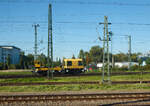 Ein Gleisarbeitsfahrzeug GAF 200 R (vermutlich 742 105 / 97 17 55 004 18-3 D-DB) der DB Netz AG steht am 07.09.2023 in Mannheim.