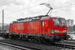 db-cargo-ag-ex-db-schenker-rail-deutschland-ag/671408/bedingt-durchs-gegenlicht-habe-ich-eine 
Bedingt durchs Gegenlicht habe ich eine etwas andere Bildbearbeitung gewagt....
Die 193 356 (91 80 6193 356-3 D-DB) der DB Cargo AG fährt am 31.08.2019 mit einem KLV-Zug durch Koblenz-Ehrenbreitstein in Richtung Norden.

Die Vectron MS wurde 2018 von Siemens Mobilitiy in München-Allach unter der Fabriknummer 22479 gebaut. Die Lok mit einer Leistung von 6,4 MW (Hg 200 km/h) ist für die Schweiz, Deutschland, Österreich, Italien und die Niederlande  zugelassen und ist mit ETCS ausgerüstet. 
