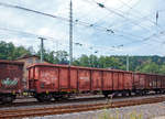 
Vierachsiger offener Güterwagen der Gattung Enos-x 075 (aus ex Eaos 106), 31 80 5368 595-0 D-DB der DB Cargo am 13.08.2020 bei einer Zugdurchfahrt in Betzdorf (Sieg) im Zugverband.

Der Wagen dient in erster Linie für die Beförderung von Schüttgütern und Schrott und ist ein Umbauwagen auf Basis der BA Eaos 106.
Das Untergestell ist unter Verwendung von S235J2 (St 37) in Profilbauweise und geschweißten Blechen ausgeführt. Es ist für eine Radsatzlast von 20 t berechnet. Die Verkleidungsbleche für die Seitenwände sind 4 mm dick aus S355J2 und die der Türen 8 mm dick und aus S355J2 (St 52) gefertigt. Das obere Saumeisen ist durchgehend. Die Stirnwände sind aus in verstärkter Ausführung mit Stirnwandsäulen aus IP 140, Oberrahmen aus Blech 10 mm, Verstärkung aus U200 und Stirnwand aus 8 mm Blech gefertigt. Der Fußboden besteht aus 8 mm dicken Blech aus S355J2.

Die Wagen haben nur noch zwei diagonal angeordnete zweiflüglige Türen. Auf Grund ihres Zustandes beim Umbau können diese entweder links oder rechts angeordnet sein.

Nach Ablauf der 25-jährigen Regel-Einsatzzeit stehen für die noch vorhandenen knapp 2.800 offenen Drehgestell-Wagen der Gattung Eaos 106 ab 2003 Vollaufarbeitungen zum Weiterbetrieb an, die nach einem Umbau die Bezeichnung Eaos-x 075 erhalten. Bei der Hauptuntersuchung (G4.0) im Werk Eberswalde erhielten die Wagen zumeist komplett neue Stirnwände mit U200-Profilen, wie zuvor schon bei den Eanos-x 059 angewandt. Die jeweils rechten Türöffnungen je Seitenwand werden verschlossen und Stahlfußböden eingebaut. Zum Schutz der Bremsumstellungen wurden unter dem Wagenboden stabile Schutzbügel angebracht, die sich in ähnlicher Form auch schon bei den Eanos-x 052, 055 und 059 vor allem im Schrottverkehr bewährt hatten.

TECHNISCHE DATEN:
Spurweite: 1.435 mm (Nornalspur)
Achsanzahl: 4 in zwei Drehgestellen
Länge über Puffer: 14.040 mm
Drehzapfenabstand: 9.000 mm
Achsabstand im Drehgestell: 1.800 mm
Drehgestell-Bauart: Y 25 Cs – 621
Ladelänge: 12.792 mm
Ladebreite:  2.760 mm
Ladehöhe: 2.020 mm
Ladefläche: 35,3 m²
Laderaum:  72 m³
Türöffnung (B × H): 1.800 × 1.800 mm
Höchstgeschwindigkeit: 100 km/h (beladen) / 120 km/h (leer)
Maximales Ladegewicht: 57 t (ab Streckenklasse C)
Eigengewicht: 22.700 kg
Kleinster bef. Gleisbogenradius: R 35 m
Bremse: KE-GP
Handbremse: nein (Wagen mit Handbr. sind 250 mm länger)
Verwendungsfähigkeit: RIV
