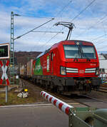 Die DB Cargo Vectron 193 309 (91 80 6193 309-2 D-DB) fährt am 20.03.2021 mit einem KLV-Zug über die Siegstrecke (KBS 460) durch Niederschelden bzw.