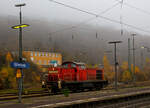 Die 294 899-0 (98 80 3294 899-0 D-DB), eine remotorisierte V 90 der DB Cargo AG fährt am 12.11.2021 als Lz durch den Bahnhof Dillenburg.