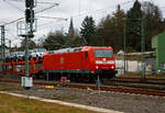 Die 185 043-7(91 80 6185 043-7 D-DB) fährt am 03.12.2021 mit einem Autotransportzug der DB Cargo Logistics GmbH (ex ATG Autotransportlogistic GmbH) durch Betzdorf/Sieg in Richtung Köln.