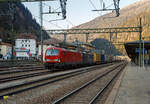 In Doppeltraktion, wobei gerade mit gesenkten Stromabnehmern ausrollend, haben zwei Siemens Vectron MS mit einem KLV-Zug, aus Österreich kommend, den Bahnhof Brenner (Stazione di Brennero)