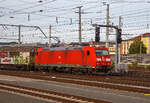 Die 185 185-6 (91 80 6185 185-6 D-DB) der DB Cargo fhrt am 12.09.2022 mit einem gemischten Gterzug durch den Hbf Salzburg in Richtung Deutschland.