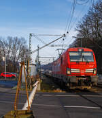 Die 193 338 (91 80 6193 338-1 D-DB) der DB Cargo AG fährt am 18.01.2023 mit einem KLV-Zug durch Scheuerfeld (Sieg) in Richtung Köln.