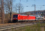 Die DB Cargo 187 161 (91 80 6187 161-5 D-DB) fährt am 08.02.2023 mit der kalten 185 169-0 (91 80 6185 169-0 D-DB) und einem gemischten Güterzug durch Rudersdorf (Kr.