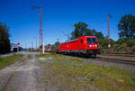 Die 187 080 (91 80 6187 080-7 D-DB) der DB Cargo AG fährt am 10.08.2023, mit einem gemischten Güterzug, durch Rudersdorf in Richtung Dillenburg.