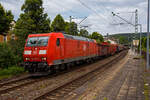 Die 185 151-8 (91 80 6185 151-8 D-DB) der DB Cargo fährt am 04 Juli 2024 mit einem sehr langen gemischten Güterzug durch Kirchen(Sieg) in Richtung Köln.
