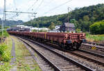 Leerer vierachsiger  Drehgestell-Flachwagen (Niederbordwagen) mit Seitenborden, Stirnwnden (Stahl-Bordwnden) und Stahlfuboden, 31 80 3944 092-7 D-DB, der Gattung Res-x 679.1, der DB Cargo AG, am 11