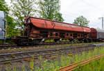 Vierachsiger gedeckter Drehgestell-Schüttgutwagen mit dosierbarer Schwerkraftentladung, 31 80 083 4 044-6 D-DB, der Gattung Tads 960, der DB Cargo AG am 22 Mai 2023 im Zugverband bei einer