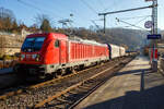 Die 187 148-2 (91 80 6187 148-2 D-DB) der DB Cargo AG fährt am 13 November 2025 mit einem Coilzug durch Betzdorf (Sieg) in Richtung Köln. Im Vordergrund der Rbf, hier werden Gleise erneuert.

Die Bombardier TRAXX F140 AC3 wurde 2016 von der Bombardier Transportation GmbH in Kassel unter der Fabriknummer 35239 gebaut. Die für 140 km/h konzipierte Lok hat nur die Zulassung für Deutschland. 