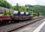 Sechsachsiger Drehgestell-Flachwagen mit aufgesetzten Lademulden f�r Coils (Blechrollen), 31 80 4871 492-3 D-DB, der Gattung Sahmms-t 710, der DB Cargo Deutschland AG, am 08 Mai 2026 im Zugverband bei der Zugdurchfahrt in Kirchen/Sieg, hier beladen mit 3 Warmband-Coils.
Auf den eigentlichen Drehgestell-Flachwagen (Schwerlastwagen) ist ein Ladegestell aufgesetzt, im dem sich 7 Lademulden f�r Coils befinden. Bei Bedarf kann das Ladegestell abgehoben werden und der Wagen kann so f�r andere G�ter verwendet werden, dann w�rde der Wagen zur Gattung Samms 710. Fr�her wurden diese Wagen als Ssylms bzw. Sas 710 bezeichnet.

TECHNISCHE DATEN:
Spurweite: 1.435 mm (Normalspur)
Anzahl der Achsen: 6 in zwei Drehgestellen
L�nge �ber Puffer: 16.400 mm
Drehzapfenabstand: 8.400 mm
Achsabstand im Drehgestell: 3.400 mm (2 � 1.700 mm)
Gesamter Radsatzstand: 11.800 mm
Ladel�nge: 15.000 mm
Ladebreite in den Mulden (Sahmms-t): 2.450 mm
Max. Coil-�: 2.200 mm
H�chstgeschwindigkeit: 100 km/h (beladen) /120 km/h (leer)
Maximales Ladegewicht (RIV): 69,9 t ab Streckenklasse D (RIV)
Maximales Ladegewicht auf DB Netz: 84,5 t ab Streckenklasse CE
Eigengewicht: 35.010 kg
Achslast: 20 t
Kleinster bef. Gleisbogenradius: 80 m
Bauart der Bremse: KE-GP (LL)
Bremssohle: IB 116
Handbremse: Ja (Fbr)
