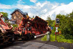 Drehgestellflachwagen f�r den Transport von Blechtafeln, 31 80 4726 114-0 D-DB, der Gattung Slps-u 725, der DB Cargo Deutschland AG am 20 Mai 2026 im Zugverband bei der Zugdurchfahrt in Kirchen/Sieg