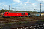 Die 249 008-4 „Hedwig“ (90 80 2249 008-4 D-DB), eine Siemens Vectron Dual Mode light, der DB Cargo AG steht am 01 September 2026 mit einem gedeckten G�terzug (Wagen der Gattung Tamns 254) im G�terbahnhof Stolberg (Rheinland) Hbf. Laut Gefahrguttafel 90 / 3077 handelt es sich beim Ladegut der Wagen um „Umweltgef�hrdender Stoff, fest, n.a.g.“ (wobei n.a.g. f�r „nicht anderweitig genannt“ steht). Aufnahme aus einem ICE heraus.

Die Vectron Dual Mode light wurde 2024 von Siemens Mobility GmbH in M�nchen-Allach unter der Fabriknummer 23066 gebaut.