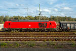 Die 249 008-4 „Hedwig“ (90 80 2249 008-4 D-DB), eine Siemens Vectron Dual Mode light, der DB Cargo AG steht am 01 September 2026 mit einem gedeckten G�terzug (Wagen der Gattung Tamns 254) im G�terbahnhof Stolberg (Rheinland) Hbf. Laut Gefahrguttafel 90 / 3077 handelt es sich beim Ladegut der Wagen um „Umweltgef�hrdender Stoff, fest, n.a.g.“ (wobei n.a.g. f�r „nicht anderweitig genannt“ steht). Aufnahme aus einem ICE heraus.

Die Vectron Dual Mode light wurde 2024 von Siemens Mobility GmbH in M�nchen-Allach unter der Fabriknummer 23066 gebaut.