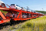 Vierachsiger (2 x zweiachsiger) Doppelstock-Autotransportwagen, 25 80 4363 028-8 D-ATG, der Gattung Laaers 560.2, der DB Cargo Logistics GmbH (ex DB Schenker ATG) am 28 Juni 2024 im Zugverband bei der