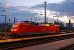 Die 120 150-8 (91 80 6120 150-8 D-DB) der DB Fernverkehr AG ist am Abend des 16.12.2017 im Hbf Karlsruhe abgestellt.