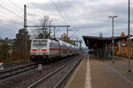 Die 146 571-5 (91 80 6146 571-5 D-DB) der DB Fernverkehr AG schiebt einen IC 2 (Doppelstock-IC) am 07.12.2022 durch Dresden-Strehlen in Richtung Dresden Hbf.