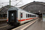 Modernisierter klimatisierter 2. Klasse InterCity-Groraumwagen D-DB 61 80 20-91 302-5, der Gattung Bpmz 294.3 (ex 61 80 20-90 007-1 Bpmz 291.3) der DB Fernverkehr AG, am 06.12.2022 Hauptbahnhof Leipzig.

Der m-Wagen wurde 1981 von LHB (Linke-Hoffmann-Busch) in Salzgitter –Watenstedt als Schnellzugwagen der Gattung Bpmz 291.3 gebaut und an die Deutschen Bundesbahn geliefert. Im AW Neumnster erfolgte 2003 der Umbau in den heutigen Bpmz 294.3 Wagen.

TECHNISCHE DATEN: 
Baujahr: 1981, Modernisierung 2003
Spurweite: 1.435 mm 
Lnge ber Puffer:  26 400 mm
Wagenkastenlnge:  26.100 mm
Wagenkastenbreite:  2.825 mm
Hhe ber Schienenoberkante: 4.050 mm
Drehzapfenabstand:  19.000 mm
Achsstand im Drehgestell:  2.500 mm
Drehgestellbauart: Minden-Deutz 523
Leergewicht: 46 t
Hchstgeschwindigkeit:  200 km/h
Sitzpltze: 80 (2.Klasse)
Abteile: 1 Groraum, sowie 2 Gepckbereiche
Toiletten: 2 (geschlossenes System)
Bremsbauart: KE-GPR-Mg (D) [ep] [NB]
