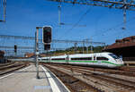 Der grün gestreifte ICE 4 der BR 412.0, Tz 9024 (BR 412.0 / 812) der DB Fernverkehr AG erreicht am 08 September 2021, als ICE 275 von Berlin Ostbahnhof nach Interlaken Ost, pünktlich den