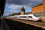 Der achtteilige ICE 3neo – SIEMENS Velaro MS, Tz 8052, der Baureihe 408 der DB Fernverkehr AG rauscht, als ICE 146 von Berlin S�dkreuz nach Amsterdam Centraal am 24 September 2026, �ber die Schnellfahrstrecke Hannover–Berlin durch den Bah ...