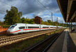 Der achtteilige ICE 3neo – SIEMENS Velaro MS, Tz 8052, der Baureihe 408 der DB Fernverkehr AG rauscht, als ICE 146 von Berlin S�dkreuz nach Amsterdam Centraal am 24 September 2026, �ber die Schnellfahrstrecke Hannover–Berlin durch den Bah ...