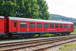 DB Netz AG/524895/dienst-aufenthaltswagen-d-db-60-80-990-1 
Dienst-Aufenthaltswagen D-DB 60 80 990 1 526-5 EHZ-A 359 (ex 60 50 99-28 714-x) der DB Netz AG Notfalltechnik  abgestell am 24.08.2013 im Dampflokwerk Meiningen (DLW).

Die Mannschafts- oder Aufenthaltswagen wurden zwischen 1977 und 1978 unter Verwendung brauchbarer Reisezugwagen der Gattung Bghw hergestellt. Dabei wurden die Wagenkästen, die Fahrwerke und die Bremsen der Spenderfahrzeuge beibehalten und aufgearbeitet. Der Wagen läuft auf Drehgestellen der Bauart Görlitz Vb mit 950 mm-Radsätzen und wird durch eine Druckluftbremsanlage der Einheitsbauart Knorr (KE-GP) gebremst. Für die einzubauende Wendezugsteuerung wurden alle Wagen des Hilfszuges mit einer Hauptluftbehälterleitung ausgerüstet. Die mechanische Handbremse wirkt auf ein Drehgestell. Die brems- und lauftechnisch zugelassene Höchstgeschwindigkeit wurde mit 120 km/h festgesetzt. Die Wagenkästen erhielten im Dachbereich Verstärkungen für einen zweiten großen Wassertank, besondere Wärmedämmung und Flettner-Lüfter über allen Räumen. In die Klappfenster der Umkleide- und Sanitärräume wurden teilweise satinierte Scheiben eingebaut. Der UIC-Übergang am Nichthandbremsende wurde verschlossen und durch ein rechteckiges Fenster ersetzt. An dieser Stirnwand installierte das ausführende Raw ein Dreilicht-Spitzensignal und Schlussleuchten für den vereinfachten Wendezugbetrieb bei geschobenem Hilfszug. Der dazu dienende Führerstand verfügt über Bremsventil, Signaleinrichtung, Befehlsgerät und Scheibenwischer. Manche Heimatdienstellen des Hilfszuges modifizierten diese Ausrüstung teilweise bis zur vollständigen Wendezugsteuerung mit Fahrschaltern und Überwachungsgeräten für Diesellokomotiven der damaligen Baureihen V100 und V 180.

Den gesamten Innenausbau des Mannschaftswagens gestaltete das Raw Potsdam zweckentsprechend neu. So schlossen sich an den Vorraum mit dem Führerstand eine Toilette und ein Abstellraum, ein Küchenabteil (mit Spüle, Kochgelegenheit, Kühlschrank) und ein großer Aufenthaltsraum für die Mannschaft an. Danach folgten ein Raum für den Hilfszugleiter, drei Umkleide- und Trockenräume und ein großer Waschraum. An diesem Wagenende, dem Handbremsende, behielt man den UIC-Übergang bei, um den Übergang in den Gerätewagen zu ermöglichen. In den drei Umkleide- und Trockenräumen waren ursprünglich Schränke für achtzehn Personen, Schuhablagen und Trockenvorrichtungen auf den Heizkörpern für nasse Arbeitskleidung eingebaut. Die Sitzbänke im Aufenthaltsraum und im Raum des Hilfszugleiters konnten als Schlafpritschen umgeklappt werden. Insgesamt entstanden so neun Liegemöglichkeiten.

Der Aufenthaltswagen verfügt neben der üblichen 24V-Elektroenergieversorgung aus der Wagenbatterie, über eine 220/380V (230/400V)-Drehstromanlage die aus dem Ortsnetz oder vom Stromerzeuger des Energieversorgungswagens gespeist werden kann. Die zwei, insgesamt 780 Amperestunden fassenden Wagenbatterien werden während der Fahrt von einem Drehstrom-Achsgenerator (4,5 kW) oder im Stand mit dem unter dem Wagen verbauten Ladegerät geladen oder gepuffert und versorgen auch die beiden anderen Wagen des Hilfszuges mit 24 V Gleichstrom

Zwei 400-Liter Edelstahlbehälter im Dachbereich sicheren eine autarke Wasserversorgung. Warmwasser stand ursprünglich nur bei Betrieb des Drehstromnetzes aus Warmwasserbereitern zur Verfügung. Zur Beheizung des Wagens dienten entweder eine Niederdruckdampfheizung oder eine elektrische Heizanlage deren Heizkörper sowohl aus der Zugsammelschiene mit 1000 V, 16,33 Hz/50 Hz oder aus dem Drehstromnetz versorgt werden konnten. Die E-Heizanlage diente in den Wintermonaten auch dem Warmhalten des abgestellten Hilfszuges. Dabei war aber Fremdeinspeisung aus dem Ortsnetz erforderlich.

Technische Daten: 
Länge über Puffer: 18.700 mm 
Achsanzahl: 4 
Drehzapfenabstand:: 12.200 mm 
Achsabstand im Drehgestell: 2.500 mm 
Eigengewicht: 34 t 
Zul. Höchstgeschwindigkeit: 120 km/h

Der Aufenthaltswagen ist Bestandteil von einem Einheitshilfszug (EHZ). Die EHZ sind von der Deutschen Reichsbahn (DR) zwischen 1973 und 1979 entwickelte und gebaute Standardhilfszug der DR. 

Geplant war ein zweiteiliger Hilfszug, der aus einem kombinierten Mannschafts- und Gerätewagen und einem Gerätewagen mit Energieversorgungsanlage bestehen sollte. Während Erstgenannter aus einem Fahrzeug der Reisezugwagenbauart entstehen sollte, war für die Energieversorgung von Anfang an ein Güterwagen der Gattung Gbs vorgesehen. 

Weil die vorgesehenen 26-Meter-Reisezugwagenkästen der Bauart Halberstadt nicht verfügbar waren, wurden die Pläne überarbeitet und der kombinierte Mannschafts- und Gerätewagen in zwei Einzelfahrzeuge aufgeteilt. Nunmehr sollte als Spenderfahrzeug für den Mannschaftswagen ein Reisezugwagen der Rekobauart (Gattung Bghw) und für den Gerätewagen ein weiterer Gbs herangezogen werden. Die Wagenkästen für die Güterwagen stellte die DR in ihrem Raw „Einheit“ Leipzig selbst in großen Stückzahlen her. Die Mannschaftswagen wurden aus entbehrlichen aber noch brauchbaren, vierachsigen Rekowagen gefertigt. Dieser nunmehr dreiteilige Hilfszug wurde so im Raw Potsdam gefertig