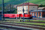 Die DB Rettungszug Lok (Neue Umbaulok für TRZ/Tunnelrettungszug) 714 107  (UIC 99 80 9170 007-5 D-DB) der DB Netz (Notfalltechnik) steht am 21 April 2023 mit dem Würzburger Rettungszug beim