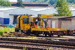 Ein Gleisarbeitsfahrzeug GAF 100 R/A (BR 741.2) der DB Netz AG mit einem Gleiskraftwagenanhänger H27 steht am 17 Juni 2013 beim Hauptbahnhof Trier.
