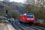 Die 146 003-9 (91 80 6146 003-9 D-DB) der DB Regio NRW schiebt den RE 9 rsx - Rhein-Sieg-Express (Siegen – Kln – Aachen) am 17.01.2023 vom Bahnhof Kirchen (Sieg) Steuerwagen voraus weiter