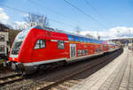 Steuerwagen voraus verlässt der RE 9 rsx - Rhein-Sieg-Express (Siegen – Köln – Aachen) am 19.03.2021 den Bahnhof Kirchen (Sieg) in Richtung Betzdorf.