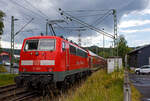 Steuerwagen voraus rauscht der RE 9 rsx - Rhein-Sieg-Express (Siegen – Köln – Aachen) am 12 Juni 2024 durch den Bahnhof Scheuerfeld (Sieg) in Richtung Köln.