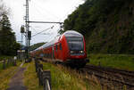 Steuerwagen voraus rauscht der RE 9 rsx - Rhein-Sieg-Express (Siegen – Köln – Aachen) am 12 Juni 2024 durch den Bahnhof Scheuerfeld (Sieg) in Richtung Köln.