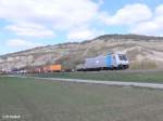 185 672 zieht ein Containerzug bei Th�ngersheim.