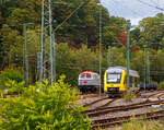 Die 216 121-4 „PHOENIX“ (92 80 1216 121-4 D-FSI) der FSI Logistik GmbH, eine On Rail DH 1504 (umgebaute V 160) ist am 17.09.2022, mit einem Schotterzug (Niederbordwagen der Gattung Eamos),