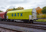 gatx-rail-germany-gmbh/715529/vierachsiger-drehgestell-flachwagen-mit-verschiebbarem-planenverdeck-und 
Vierachsiger Drehgestell-Flachwagen mit verschiebbarem Planenverdeck und Lademulden für Coiltransporte, 31 80 4777 705-7 D-GATED, der Gattung Shimmns, des Wagonvermieters GATX Rail (General American Transportation Corporation) abgestellt am 07.10.2020 in Herdorf auf dem KSW Rbf (Freien Grunder Eisenbahn).

Diese Wagen sind speziell für den Transport witterungsempfindlicher Blechrollen (Coils) bestimmt. Er besitzt feste Stirnwände, 5 fest im Untergestell eingebaute Lademulden. Die Wagenabdeckung erfolgt mit einer PVC-beschichteten Gewebeplane, die auf 11 Rohrrahmen aufliegt. Über Laufwagen ist das Planendach in Wagenlängsrichtung verschiebbar. Die Verriegelung des Planendaches an den Stirnwänden erfolgt über eine 4-Punkt-Zentralverriegelung, die sowohl vom Erdboden als auch von der Rampe aus bedient werden kann. Das Planenverdeck lässt sich an einem Wagenende so weit zusammenschieben, dass ca. 2/3 der Ladefläche zur Beladung freigegeben wird.Hierdurch ist eine einfache Beladung des Wagens sowohl von oben als auch von der Seite aus möglich. 

TECHNISCHE DATEN:
Spurweite: 1.435 mm
Achsanzahl: 4 (in 2 Drehgestelle)
Länge über Puffer: 12.040 mm
Länge der Ladefläche: 10.800 mm
Drehzapfenabstand: 7.000 mm
Achsabstand im Drehgestell: 1.800 mm
Laufraddurchmesser: 920 mm (neu)
Eigengewicht:  21.770 kg
Höchstgeschwindigkeit: 100  km/h (beladen) / 120 km/h (leer)
Maximales Ladegewicht: 68,2 t (Streckenklasse D4)
Kleinster bef. Gleisbogenradius: 35 m
Bauart der Bremse: KE-GP-A 
Bremssohle: K-Sohle, Cosid 810
Intern. Verwendungsfähigkeit: TEN GE

