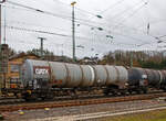 Vierachsiger Drehgestell-Kesselwagen 33 80 7848 668-9 D-GATXA, der Gattung Zans, der GATX Rail Austria GmbH (registriert in Deutschland), Zugverband am 22.02.2022 bei der Zugdurchfahrt in Betzdorf