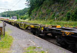 Leerer sechsachsige Gelenk-Drehgestell Containertragwageneinheiten 80´, 37 80 4580 566-3 D-GATXD der Gattung Sggrs (GATX type 9480A), der GATX Rail Germany GmbH, am 22 Juni 2024 im Zugverband bei