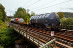 Vierachsiger gro�volumiger 95 m�-Drehgestell-Kesselwagen 33 80 7848 547-5 D-GATXD der Gattung Zans (GATX Typ 1695), der GATX Rail Germany GmbH, laut Gefahrguttafel/Warntafel 33/2050 und Anschrift beladen mit Diisobutylen (Isoocten), ein fl�ssiger unges�ttigten Kohlenwasserstoffe, am 21 August 2026 im Zugverband (Zugschluss) bei der Zugdurchfahrt in Siegen-Eiserfeld in Richtung Siegen.

TECHNISCHE DATEN:
Spurweite: 1.435 mm (Normalspur)
Achsanzahl: 4 (in 2 Drehgestelle)
L�nge �ber Puffer: 17.000 mm
Drehzapfenabstand: 11.460 mm
Achsabstand im Drehgestell: 1.800 mm
Laufraddurchmesser:  920 mm (neu) 
Eigengewicht: 24.050 kg
Tankinhalt: 95.031 l (ca. 95 m�)
Max. Ladegewicht: 65,9 t (Streckenklasse D) / DB auf CM 59,9 t
H�chstgeschwindigkeit: 100 km/h 
Kleinster befahrbarer Gleisbogen: R 35 m
Bremse: KE-GP (LL)
Intern. Verwendungsf�higkeit: RIV

Tankcode: L4BH
L= Tank f�r Stoffe in fl�ssigem Zustand (fl�ssige Stoffe oder feste Stoffe, die in geschmolzenem Zustand zur Bef�rderung aufgegeben werden)
4= zutreffender Mindestpr�fdruck in bar (Zul. Betriebs�berdruck 3,0 bar)
B = Tank mit Boden�ffnungen mit 3 Verschl�ssen f�r das Bef�llen oder Entleeren 
H = luftdicht verschlossener Tank